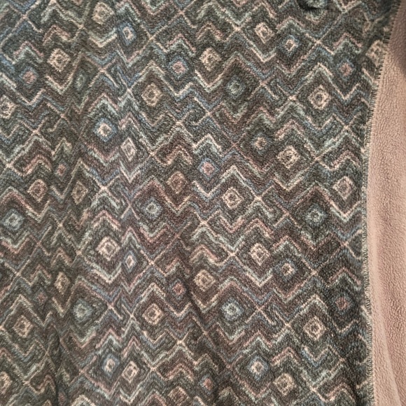 Soft Columbia Pullover - Picture 4 of 6
